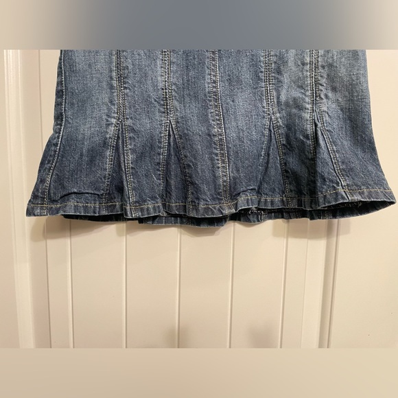Bebe distressed denim skit. ADORBS! Size 26. Excellent used condition. - Picture 2 of 5